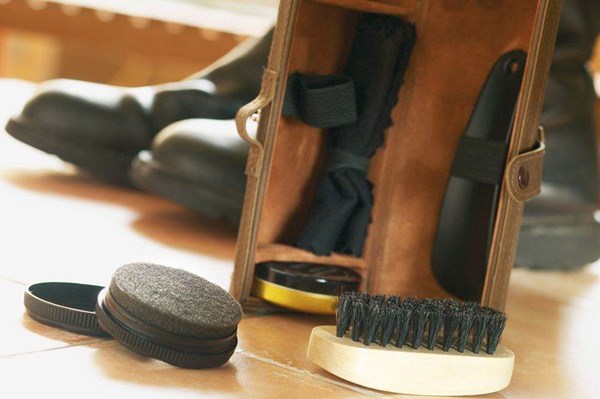 Obrázky: Sada na čištění obuvi v kulatém hnědém pouzdře, Obrázek 3