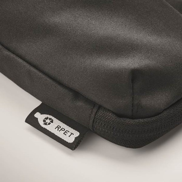 Obrázky: Černá polyesterová taštička přes rameno z 300D RPET, Obrázek 5