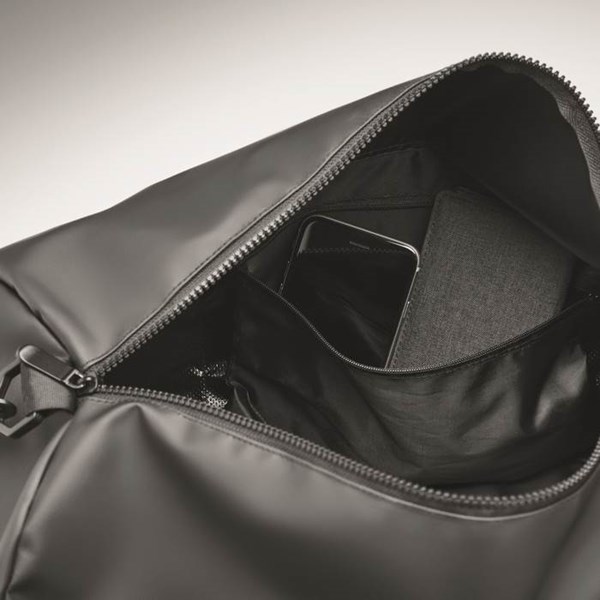 Obrázky: Černá sportovní taška z tarpaulinu s boční kapsou, Obrázek 9