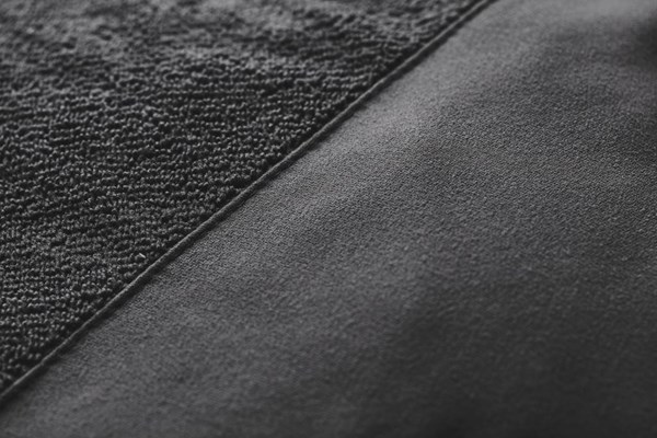 Obrázky: Černý sportovní ručník VINGA z GRS RPET 40x80cm, Obrázek 3