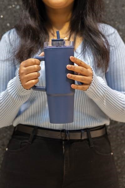 Obrázky: Tm. modrý termohrnek s uchem Tana 900ml, rec. plast, Obrázek 8