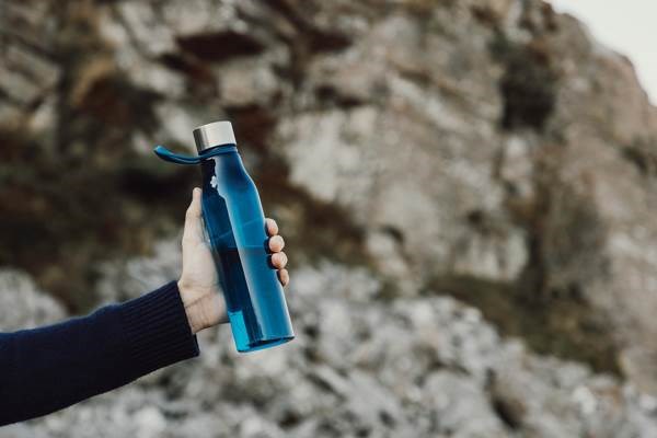 Obrázky: Transpar. tm. modrá láhev 800ml, RPET, v krabičce, Obrázek 3