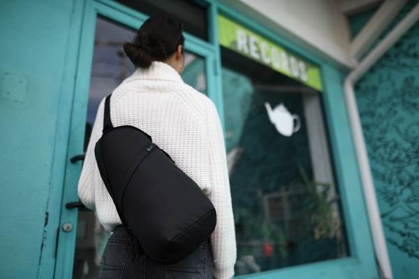 Obrázky: Černá crossbody taška Renew z rPET AWARE, Obrázek 7