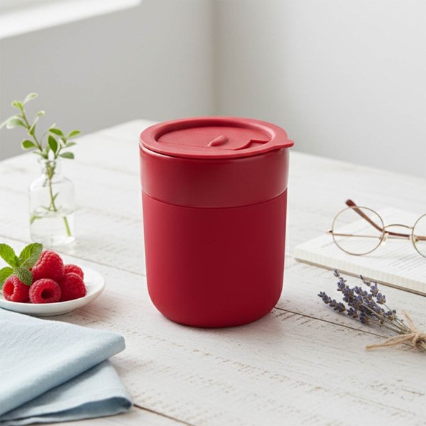 Obrázky: Keram. hrnek 370ml, povrch a víčko silikon,červená, Obrázek 7