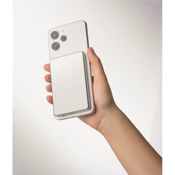 Obrázky: Matně stříbrná magnetická powerbanka 5000mAh 15W, Obrázek 4