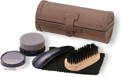 Zobrazit detaily pro Sada na čištění obuvi v kulatém hnědém pouzdře Obrázky: Sada na čištění obuvi v kulatém hnědém pouzdře