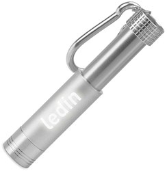 Zobrazit detaily pro Stříbrná vysouvací LED minisvítilna s karabinou Obrázky: Stříbrná vysouvací LED minisvítilna s karabinou