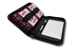 Zobrazit detaily pro Sada hracích karet a 6 kostek v černém pouzdru Obrázky: Sada hracích karet a 6 kostek v černém pouzdru